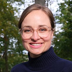 Frau  Julia Bräuer